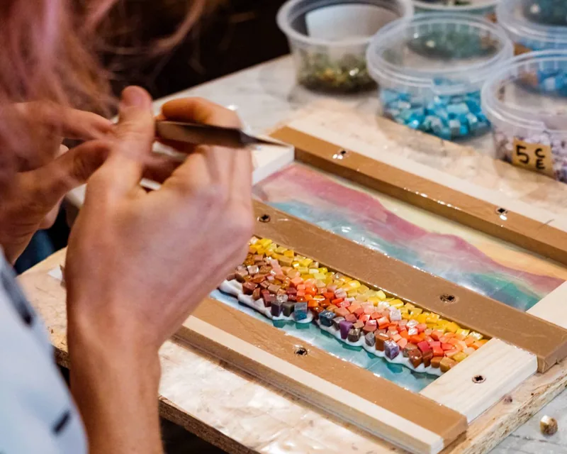 Mattonella in mosaico realizzata con tessere colorate da Giulia Zanette, Gorizia
