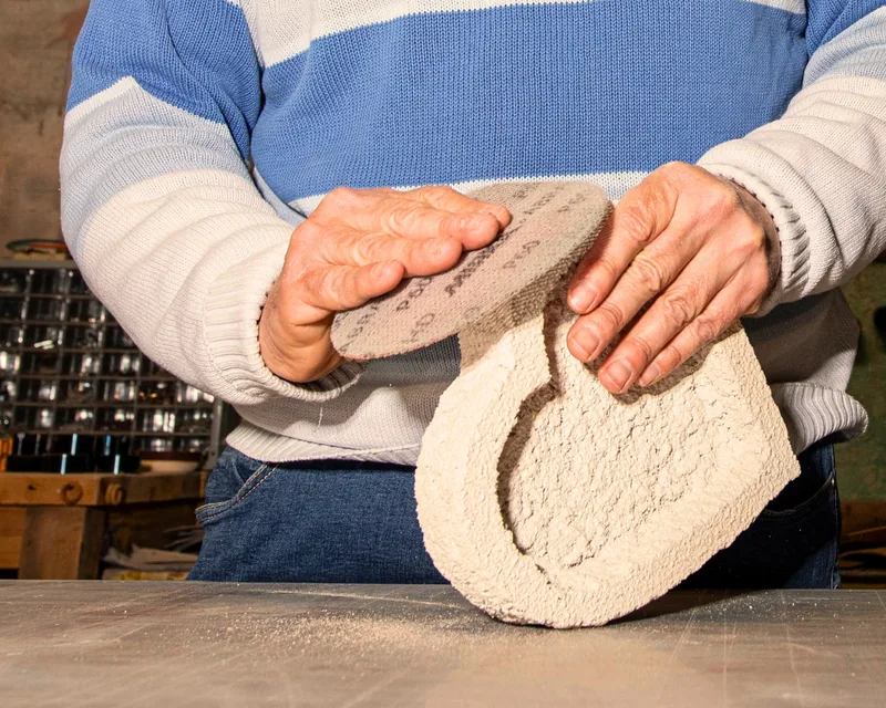 Scultura in sughero lavorata a mano, laboratorio di artigianato GO Makers Gorizia