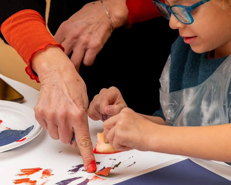 T-shirt personalizzata con timbri di elementi naturali, Stampa la Natura GO Makers Gorizia