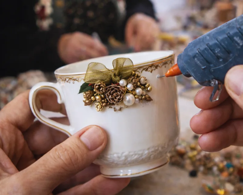 Tazzina decorata con motivi floreali in stile Biedermeier, laboratorio artigianale Gorizia