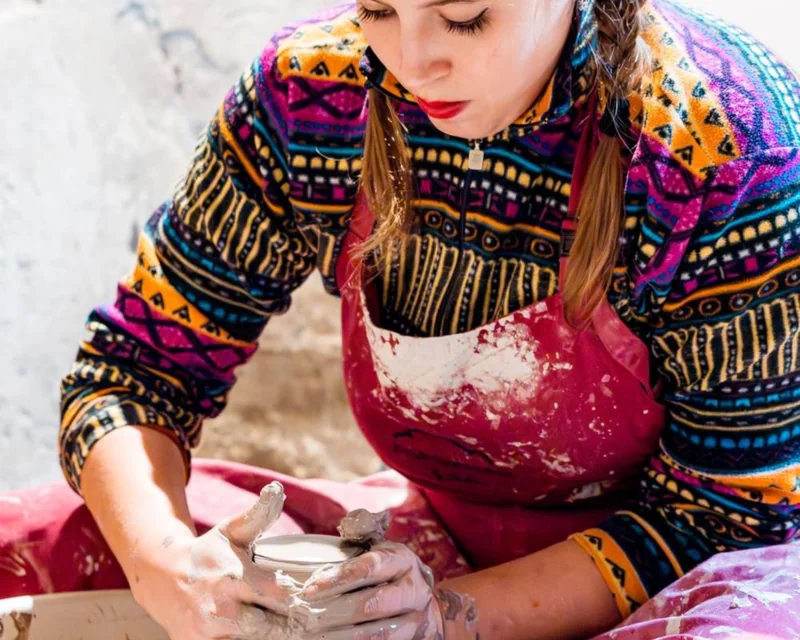 Sandra Olivieri di Asperitas al tornio: dimostrazione live di ceramica, GO Makers Gorizia